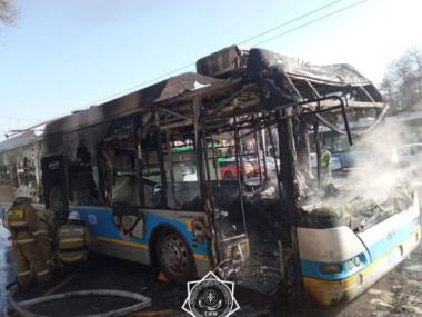 В Алматы загорелся троллейбус с пассажирами