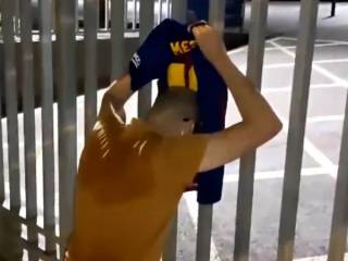 Фанат «Барсы» разрыдался у ворот стадиона после известия об уходе Месси
