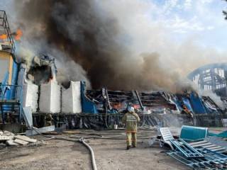 В Алматы тушили крупный пожар на «Атакенте»