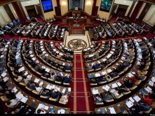 Депутаты обеих палат парламента проголосовали за Астану и одноразовый президентский срок