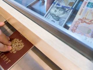 Россияне скупают доллары в Казахстане? Внезапную проверку провели в банках