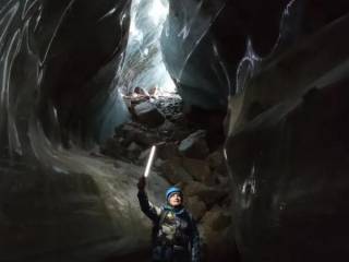 Гиды показали рекордную пещеру в ледниках Алматы
