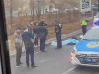 Нелепая смерть на трассе: в Алматы сбили пешехода