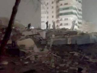 Мощное землетрясение в Турции: очевидцы сняли, как падают дома