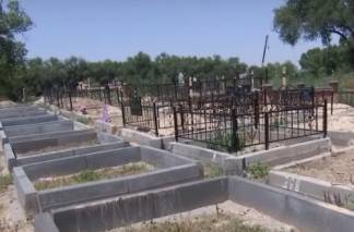 Жители окраины Алматы просят оградить их дома от кладбища