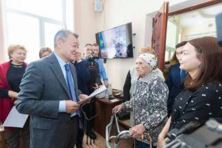 102-летняя жительница Усть-Каменогорска поблагодарила акима области за помощь в приобретении квартиры