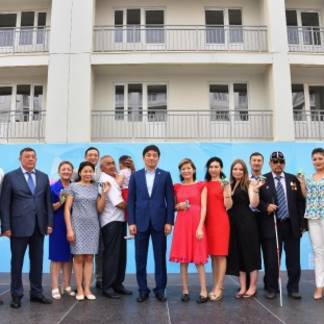 В Алматы 168 очередников получили квартиры в Атлетической деревне