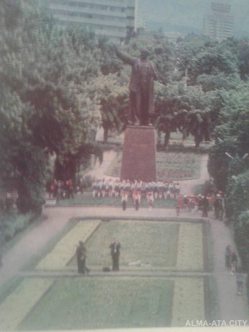 памятник В. И. Ленину в Алматы