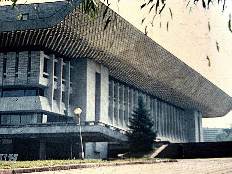 Дворец им. Ленина в Алматы