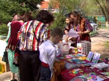 Алматинская школа провела ярмарку, чтобы помочь пострадавшим от паводков