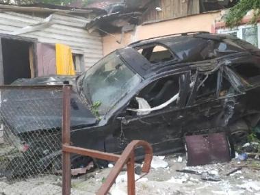 Автомобиль приземлился на крышу дома в Алматинской области