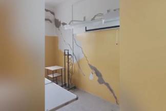 Школа трещит по швам в Алматы: Директор просит провести техническую проверку здания