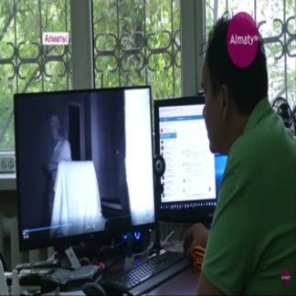 Камера видеонаблюдения зафиксировала ограбление в офисе интернет-компании в Алматы