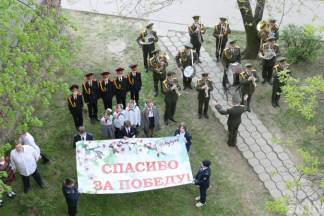 Концерт во дворе - Военные с оркестром поздравляют ветеранов в Алматы