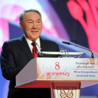 Нурсултан Назарбаев поздравил казахстанок с 8 Марта