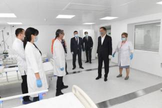 Аким Алматы принял участие в открытии модульной инфекционной больницы