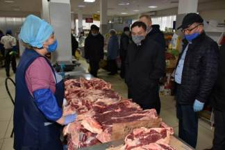 Аким Акмолинской области устроил инспекцию продовольственных рынков
