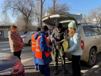 Алматинские волонтеры поддержали коммунальщиков горячим чаем и выпечкой