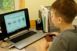 Алматинских школьников просят оставаться на онлайн-обучении