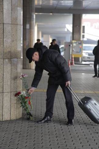 Алматинцы в знак скорби по погибшим оставляют у главного входа в терминал цветы