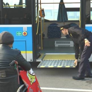 600 единиц городских автобусов оборудовали пандусами