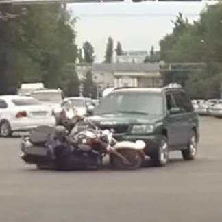 ДТП в Алматы: водитель Subaru Forester снес мотоциклиста