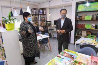 Бакытжан Сагинтаев посетил районную библиотеку