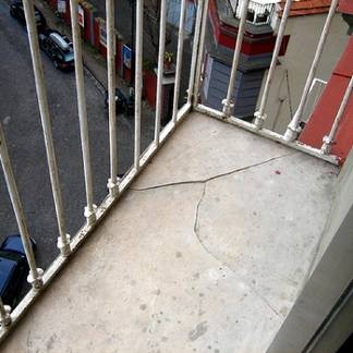 В пригороде Астаны ребенок выпал с балкона 4 этажа