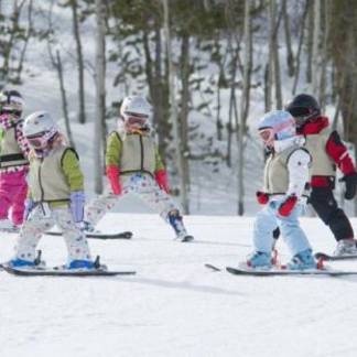 Маленьких алматинцев  бесплатно обучают катанию на лыжах