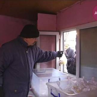 Из-за холодов алматинские волонтеры открыли ларёк с бесплатным горячим питанием