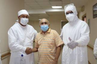 Алматинцы продолжают благодарить медицинских работников за их спасительный труд