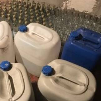 Сотрудники СЭР ДГД выявили деятельность подпольного цеха по производству алкоголя в Алматинской области