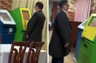 Актюбинского чиновника застукали возле туалета за непотребным занятием