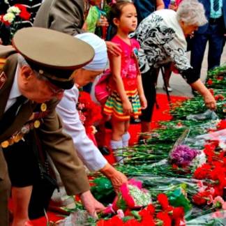 Тысячи алматинцев возложили цветы к Мемориалу славы