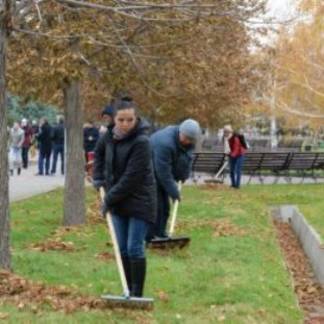 400 кубометров мусора и листьев собрали на субботнике в Алматы