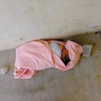 Около школы обнаружили новорожденную девочку в ЮКО