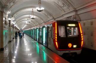 Девушка подралась с пенсионеркой на эскалаторе в московском метро