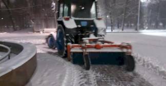 Более 550 единиц техники и почти 2000 дорожных рабочих очищают от снега Алматы