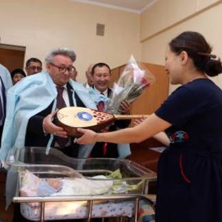 В Алматы роженицам подарили по домбре в честь праздника