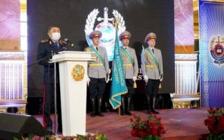Ерлан Тургумбаев вручил сертификаты выпускникам Алматинской академии МВД