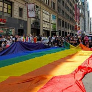 Казахстанский флаг несли в первых рядах колонны на гей-параде в Нью-Йорке