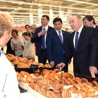 Нурсултан Назарбаев совершил покупку в алматинском гипермаркете