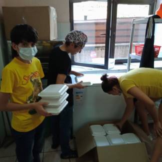 Волонтеры бесплатно кормят медиков, работающих в «красной» зоне
