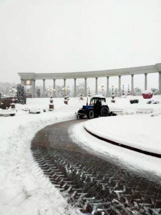 В Алматы в связи с аномальным количеством снега проводятся проверки по очистке пешеходных зон и тротуаров