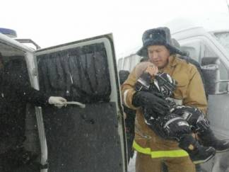Из заметенных снегом сел спасатели доставили в больницу трех больных детей