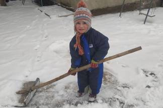 К челленджу по очистке улиц от снега присоединилась четырехлетняя жительница поселка Аралтобе