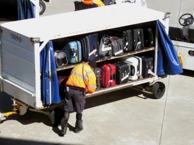 «Как на колхозном аэродроме»: грубая разгрузка багажа в аэропорту Алматы попала на видео