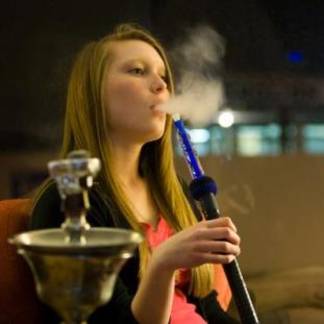 В Алматы среди подростков растет популярность курения кальяна