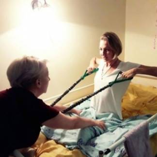 Известный алматинский волонтер помогает девушке лишившейся ног в ДТП