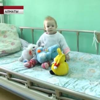 Маленькая девочка может остаться в детдоме Алматы из-за матери